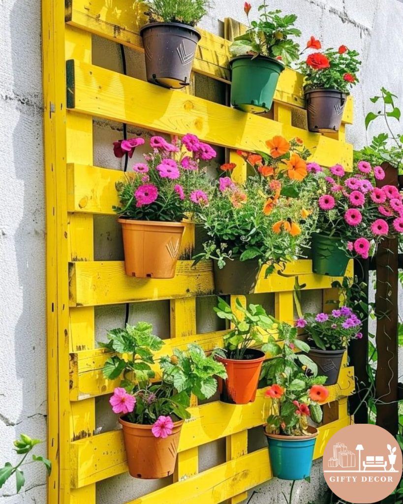 trang trí tường sân trước